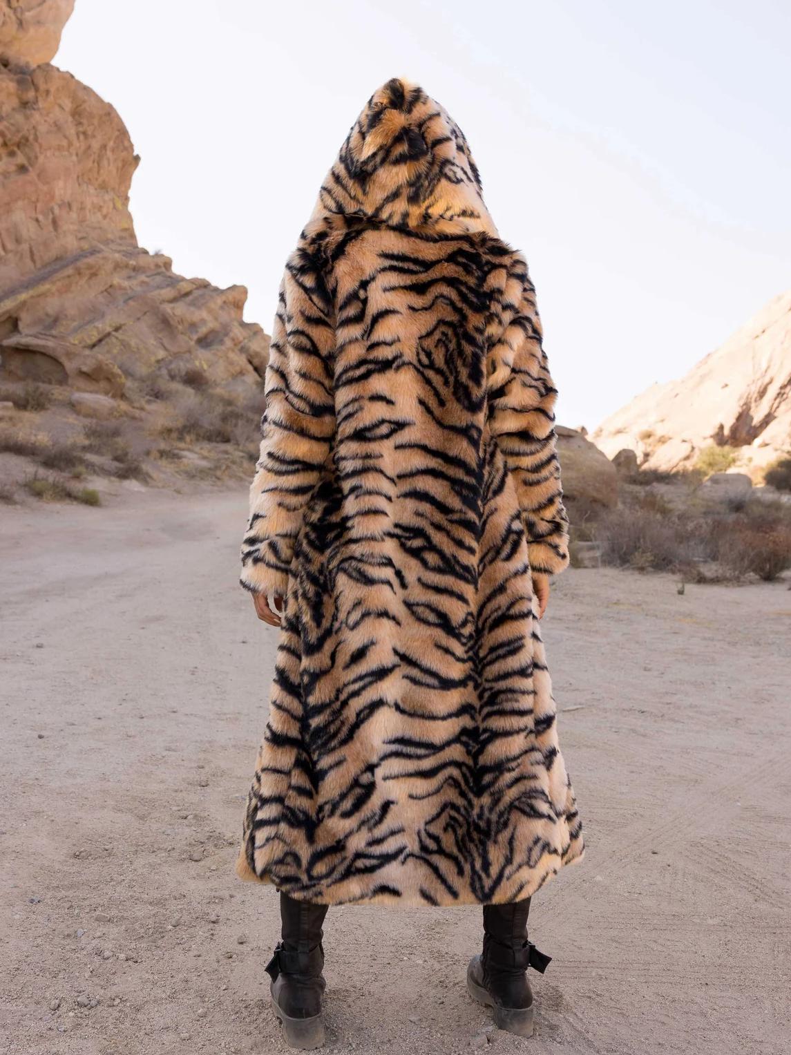 Women's Tiger Stripe Faux Fur  - Winter Clothing Trends 2026 incelemesi ve fiyatı