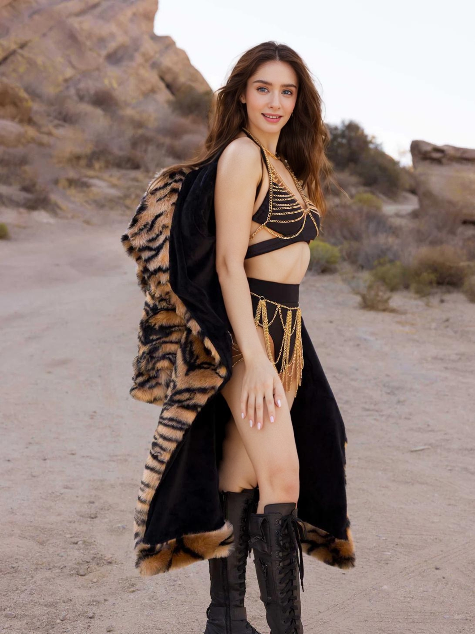 Women's Tiger Stripe Faux Fur  - Winter Clothing Trends 2026 incelemesi ve fiyatı